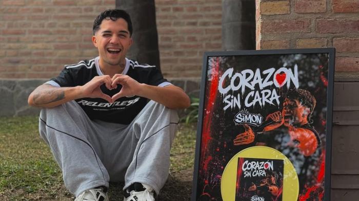 Simón Aguirre recibió el Disco de Oro por “Corazón Sin Cara”