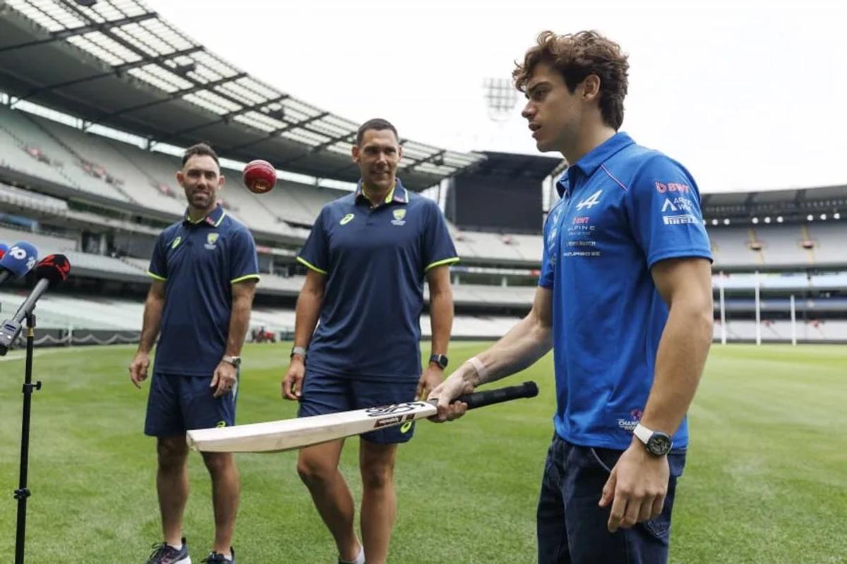 Franco Colapinto jugando al cricket en el Melbourne Cricket Ground junto a Glenn Maxwell y Scott Boland.