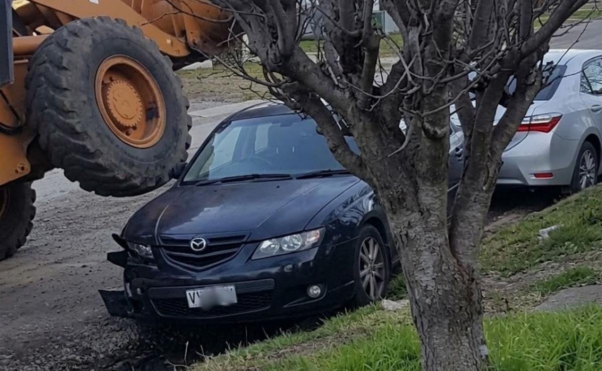 La máquina destrozó vehículos.