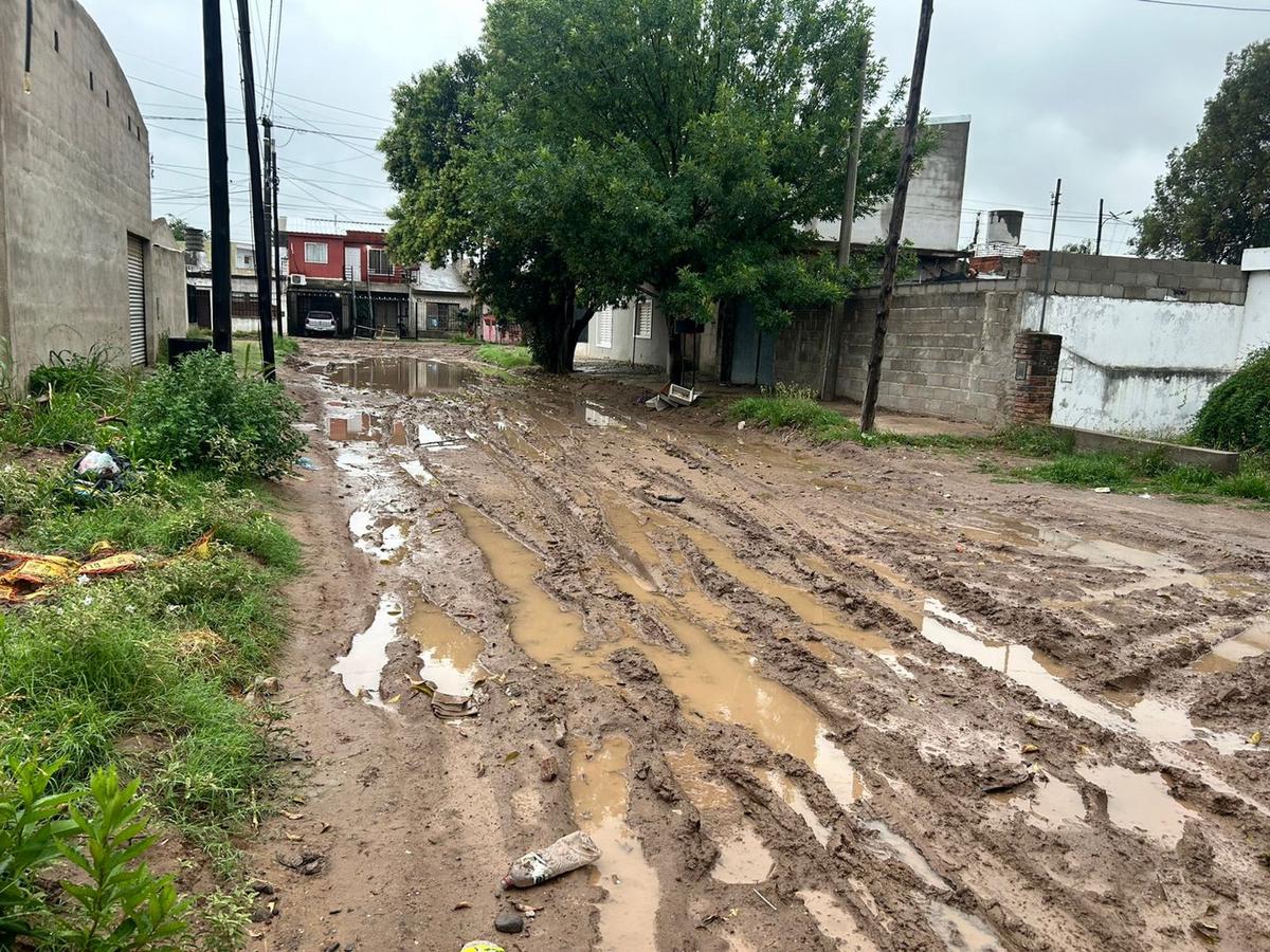 Anegamientos en las calles de Parque Liceo. (Foto: Lucía González/Cadena 3)