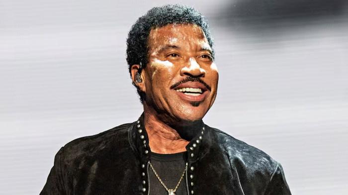 Lionel Richie se encuentra internado en terapia intensiva, pero su salud mejora notablemente