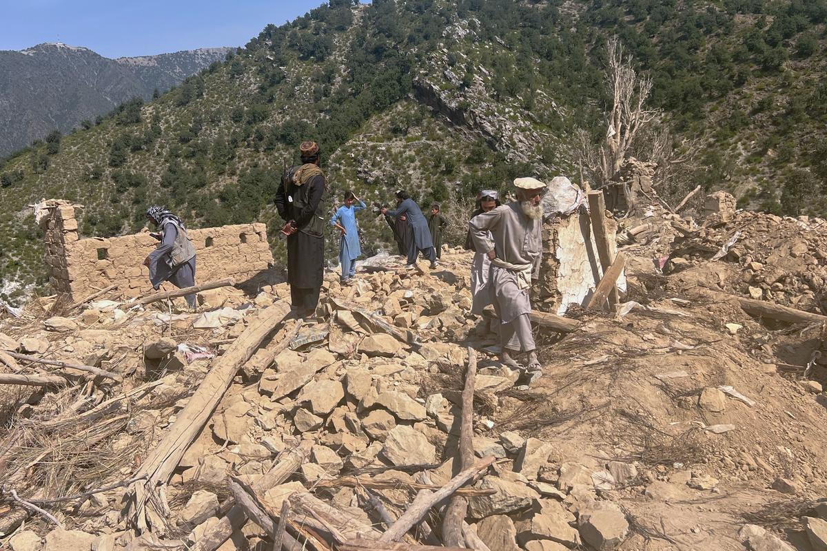 Afganistán reporta 9 civiles muertos en ataques aéreos paquistaníes. Pakistán lo niega