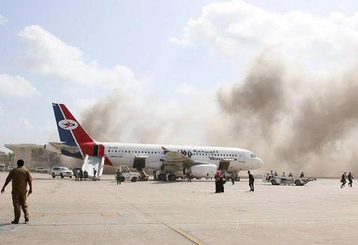 Dos misiles impactaron en el aeropuerto de Adén.