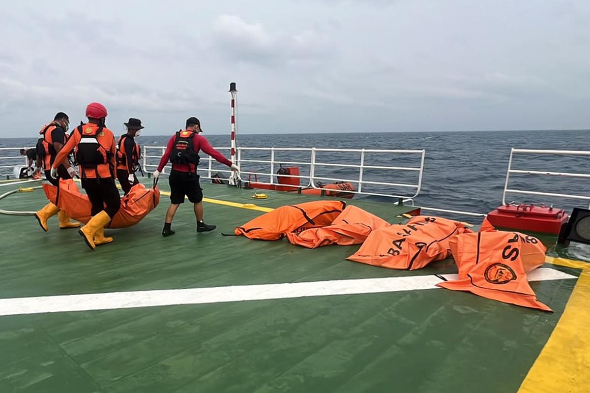 Buzos recuperan 52 cuerpos de un transbordador que naufragó en Indonesia tras días de búsqueda