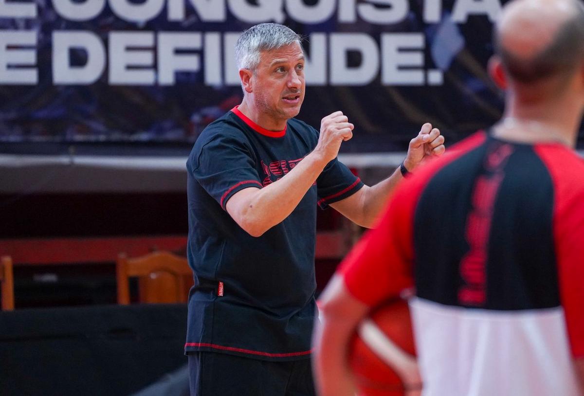Sebastián González, vestido de albirrojo. (Foto: Prensa IACC)