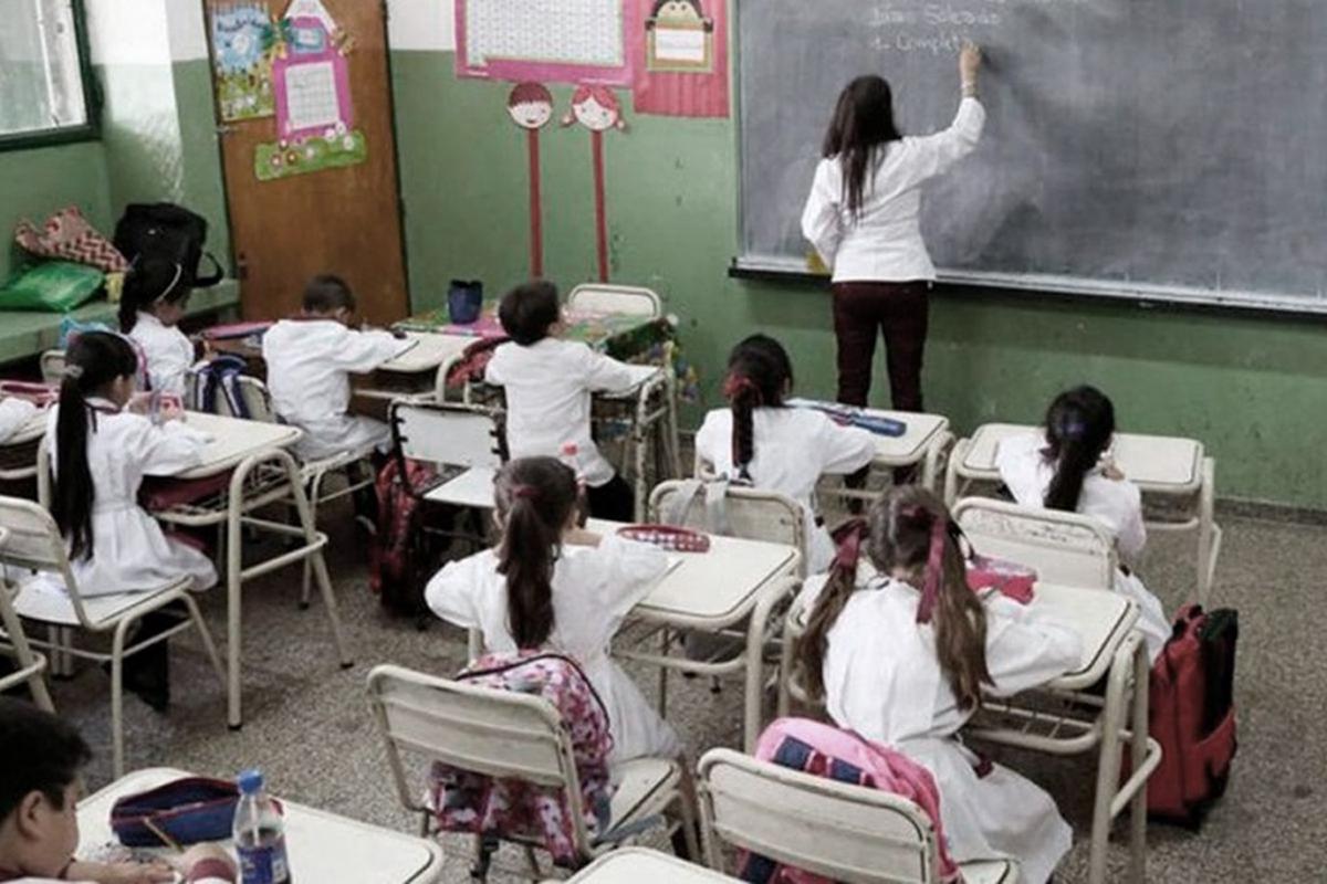 Rendimiento de estudiantes argentinos en pruebas PISA 2025 muestra descenso en comparación con 2022