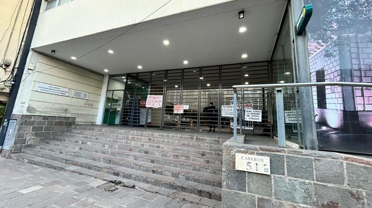 FOTO: Toma de la facultad de Derecho la UNC (Foto: Lucía González/Cadena 3)