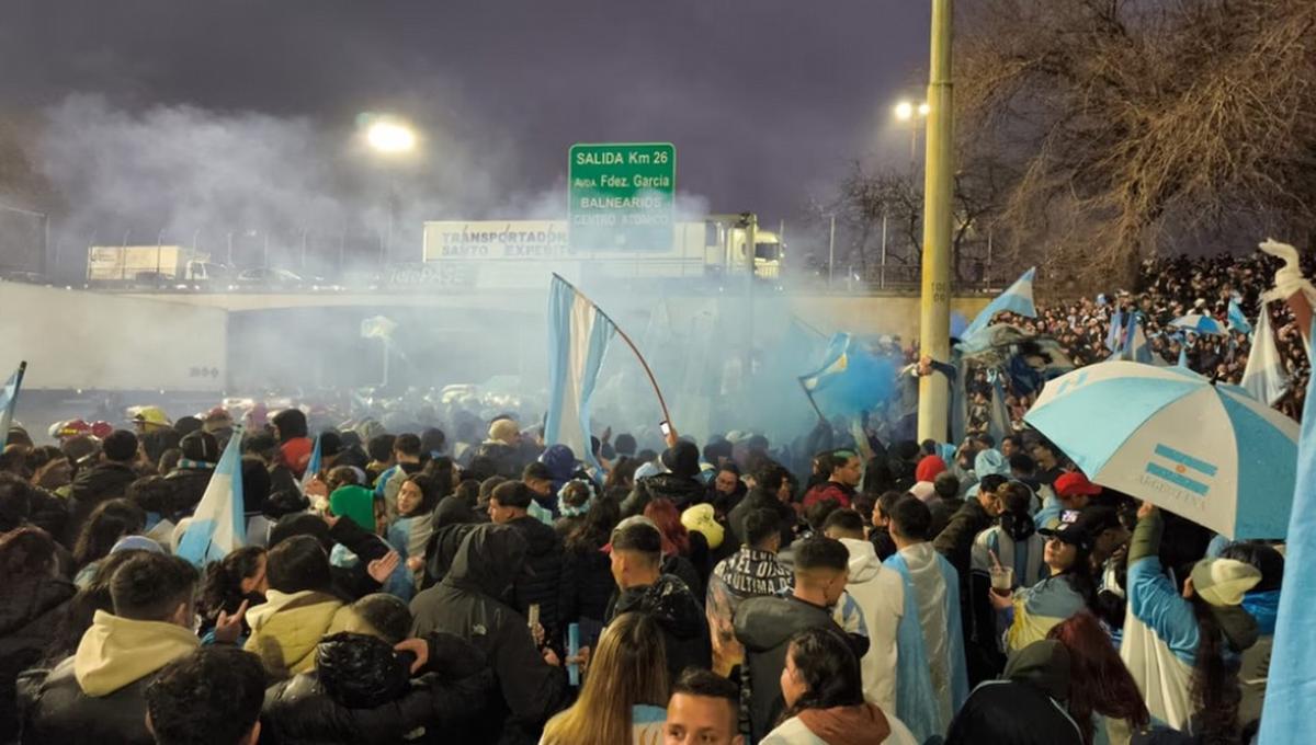 Hinchas aguardan a los jugadores argentinos, que aterrizaron en el aeropuerto de Ezeiza.