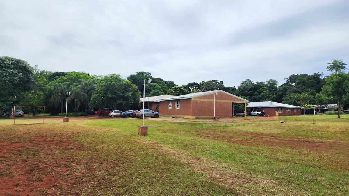 FOTO: Cadena 3 entregó la radio a la escuela Colegio Cristo Rey de Los Helechos, Misiones