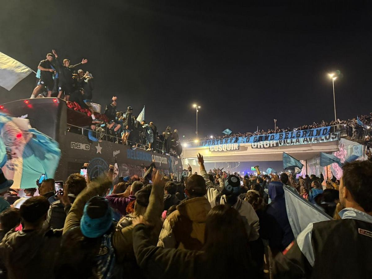 Una multitud en la caravana de campeón de Belgrano.
