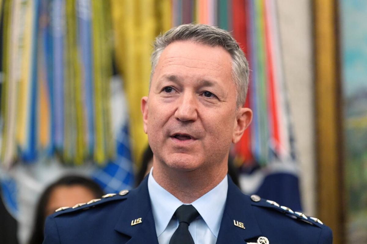 Máximo general dice que Ejército de EEUU no planea enviar tropas a las urnas en noviembre