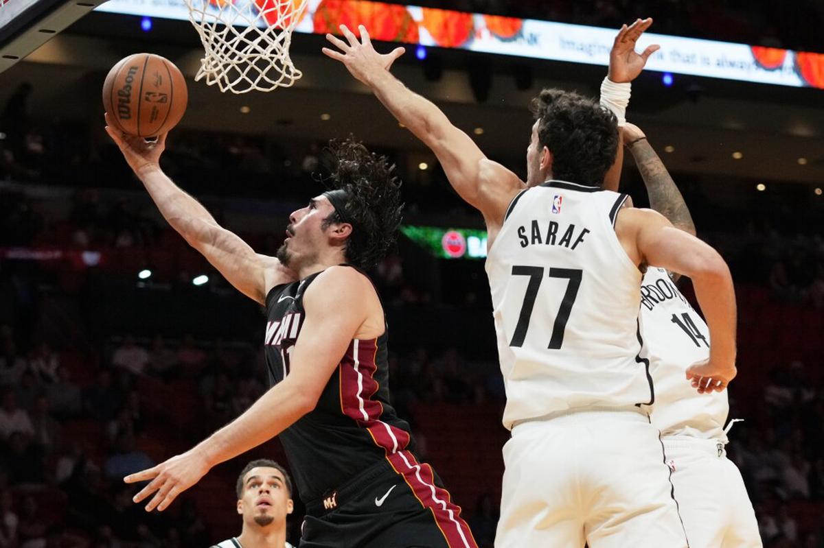 Adebayo y Herro guían al Heat a victoria 124-98 sobre Nets en el 1ro de 2 partidos