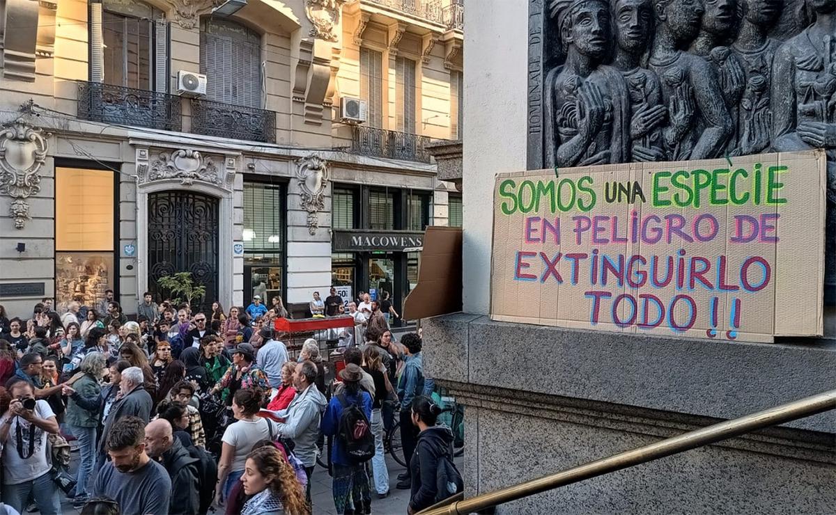 Protesta en Rosario contra la ley de Glaciares frente a la Bolsa de Comercio.