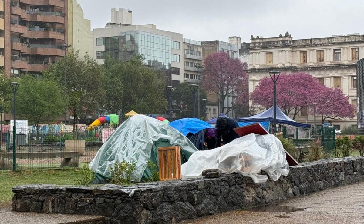Acampe en Plaza de la Intendencia (Foto: Daniel Cáceres, Cadena3).