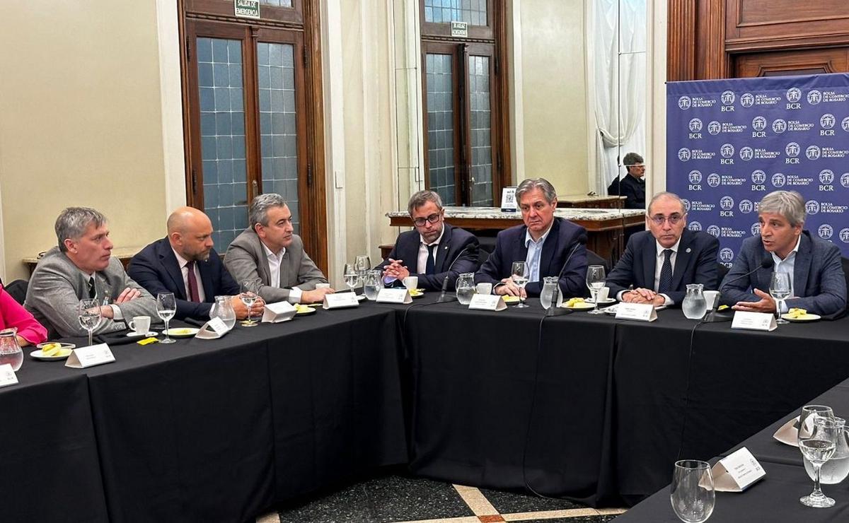 FOTO: El ministro de Economía, Luis Caputo, visitó la Bolsa de Comercio de Rosario.