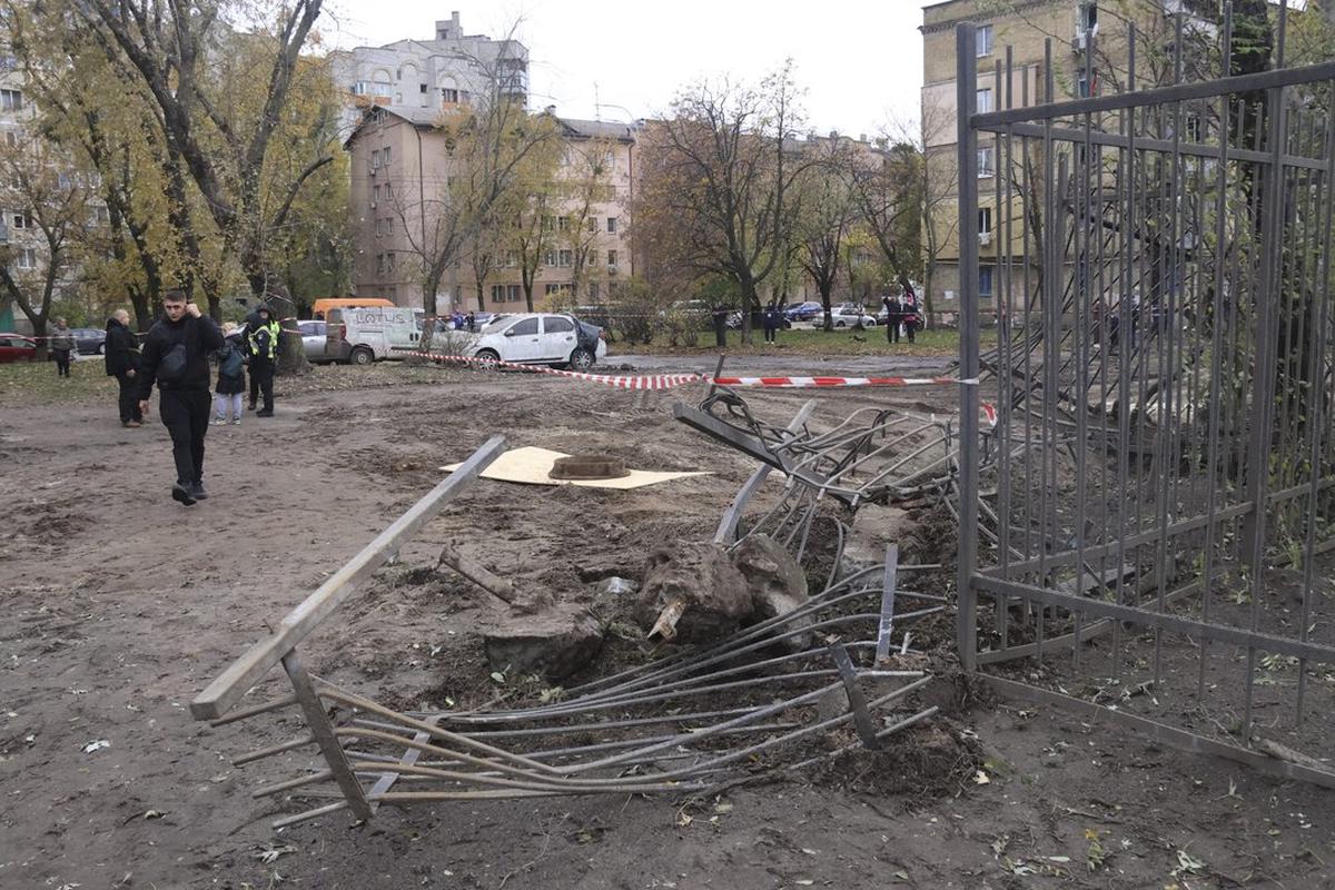 Imagen del 25 de octubre de 2025 del sitio de un ataque aéreo, en Kiev, Ucrania.