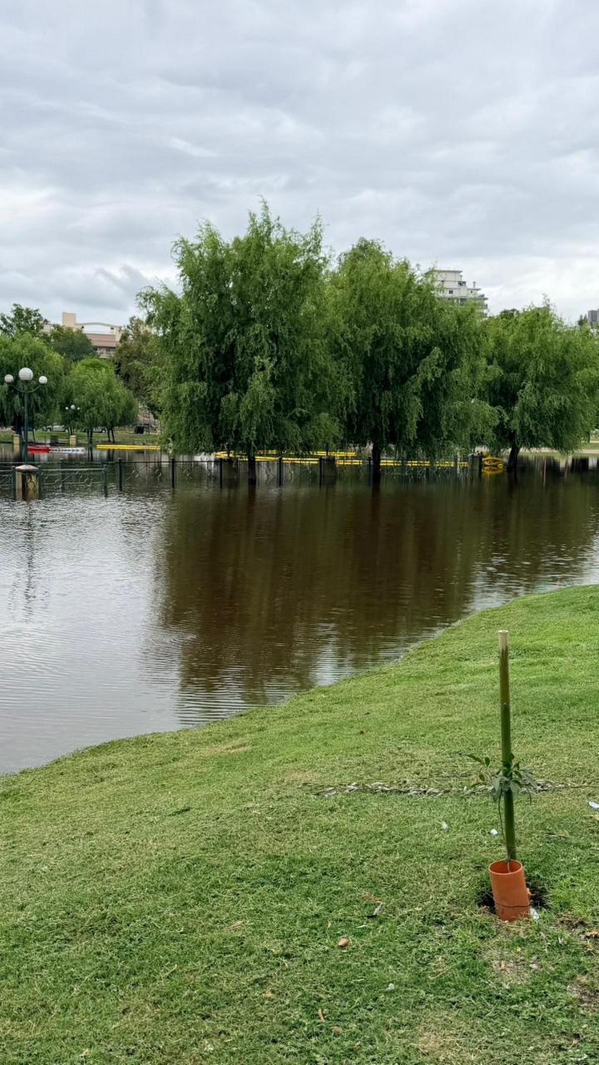 Fuerte crecida del dique San Roque en Carlos Paz.