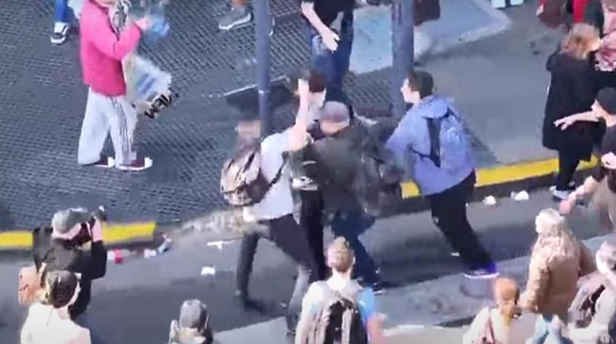 FOTO: Manifestantes golpean a un libertario. (Foto: captura C5N)