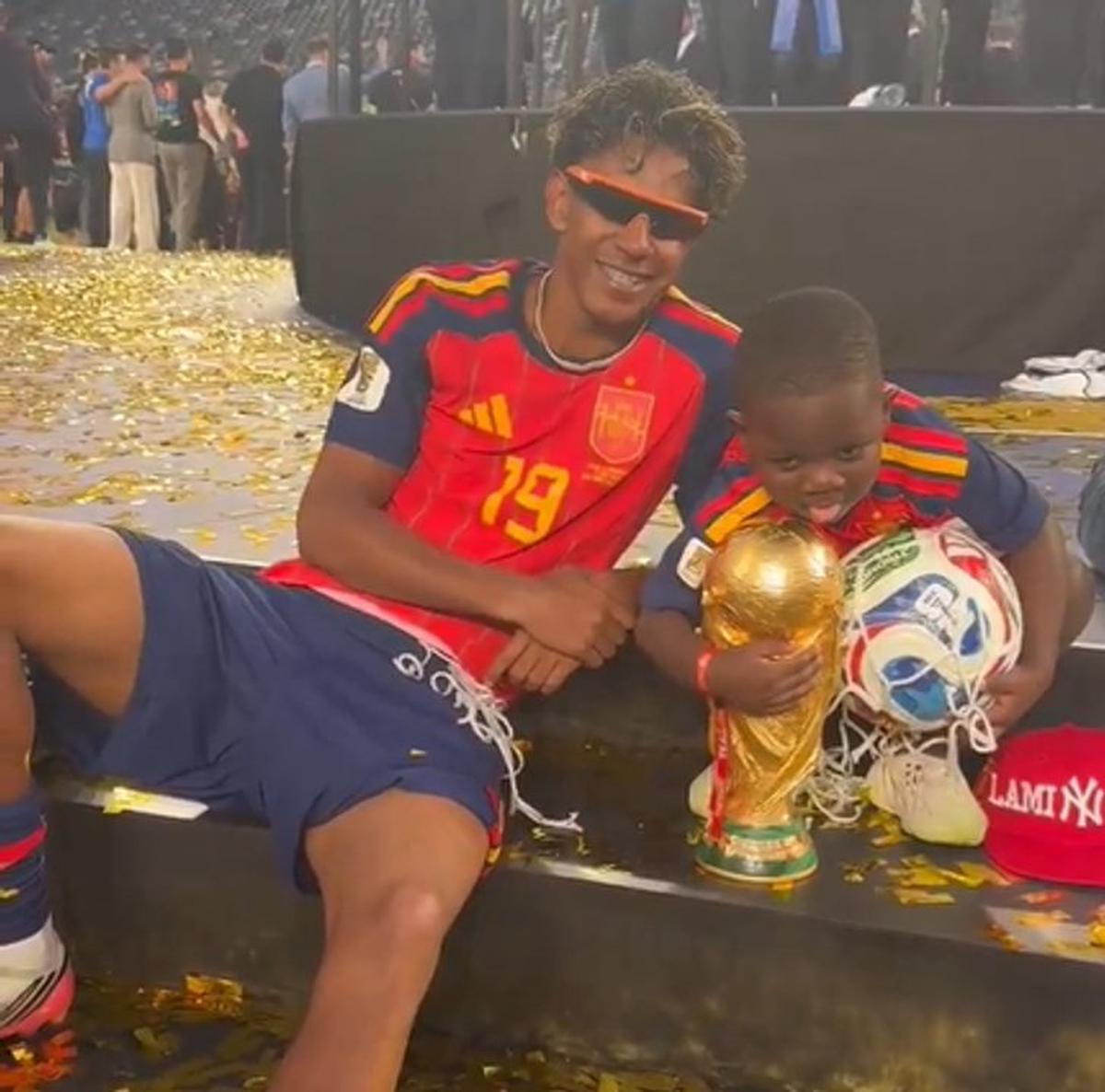 Lamine Yamal y su hermano Keyne.