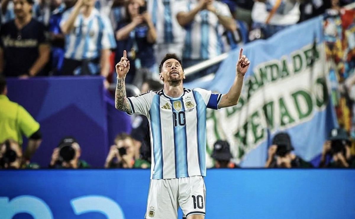 Lionel Messi festeja uno de sus tres goles ante Argelia. (Foto: @Messismo10)