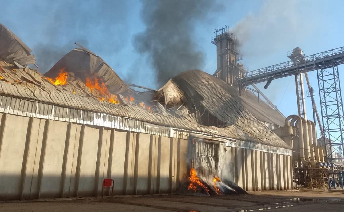 FOTO: El fuego en la celda inició el jueves y seguía activo este viernes. (Foto: Bomberos)