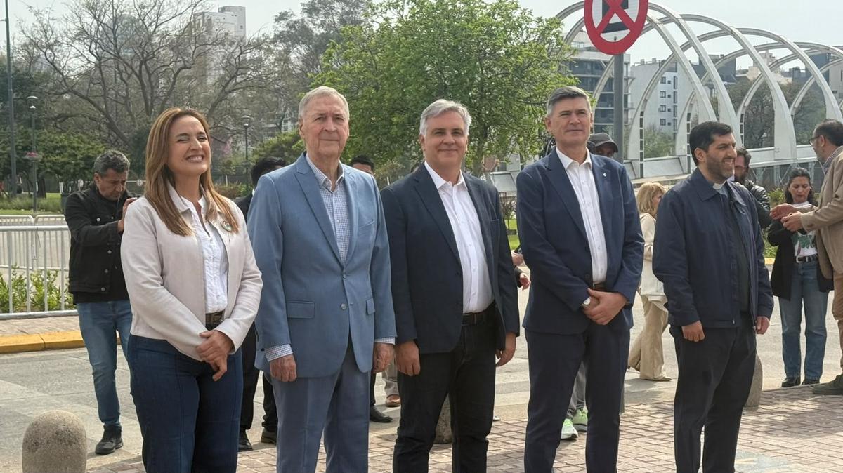 Inauguraron la Plaza León XIV en Córdoba durante el Día de la Bandera provincial.