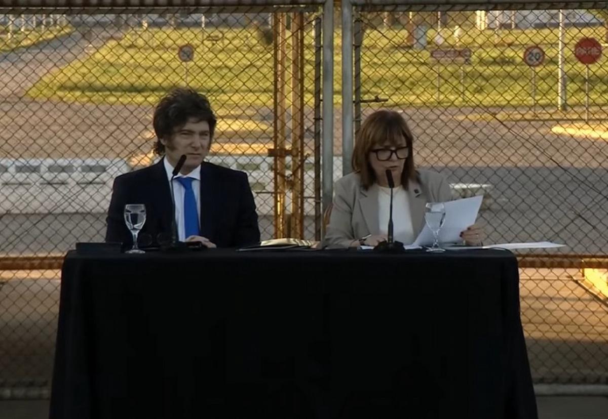 El jefe de Estado y la ministra de Seguridad, en la cárcel de Ezeiza (foto: captura).