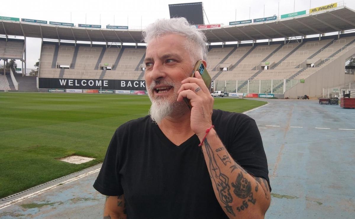 FOTO: José Palazzo en el Kempes, preparando el estadio para la llegada de McCartney.