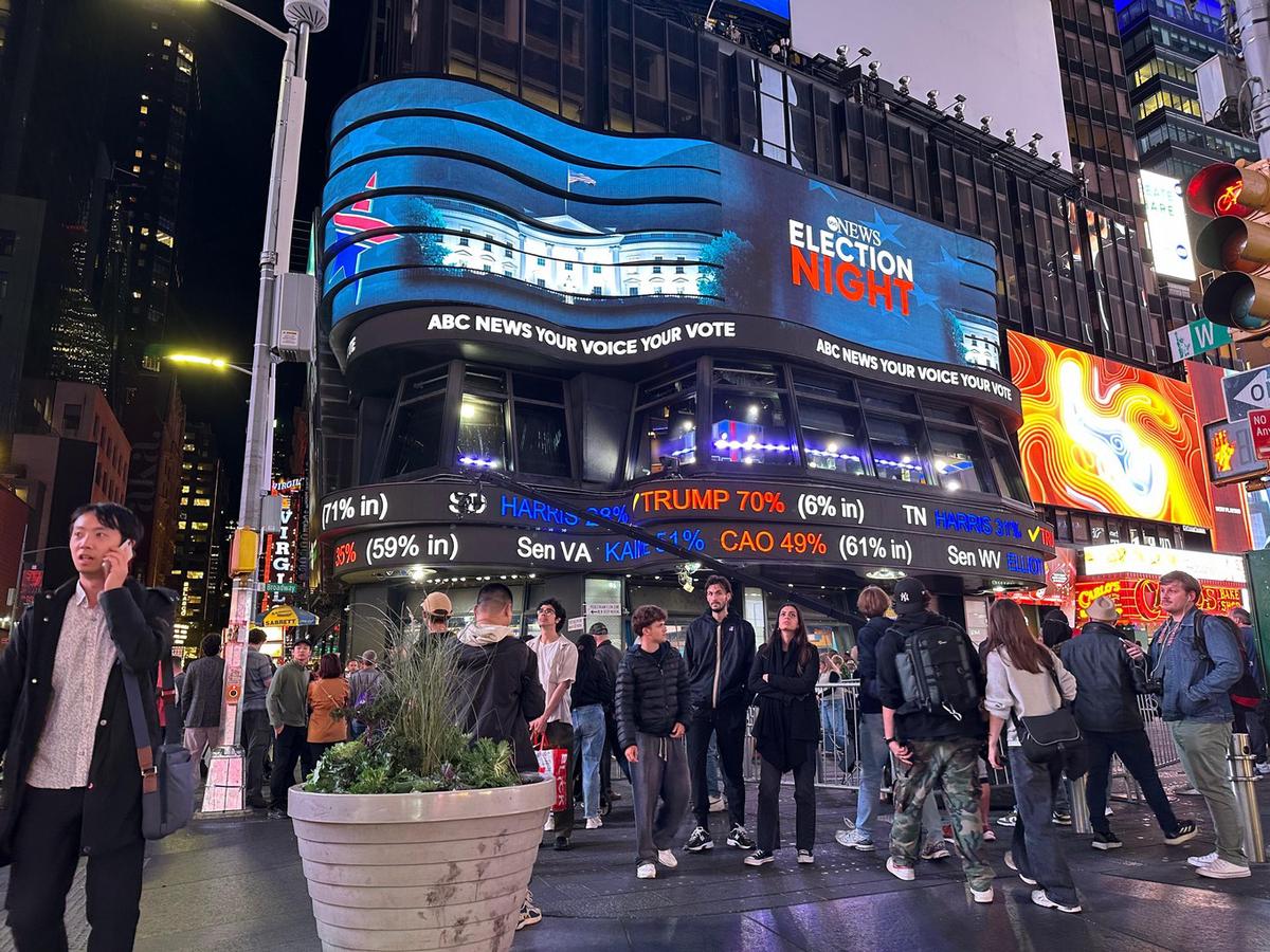 FOTO: Times Square, el corazón de Nueva York, palpita el resultado.