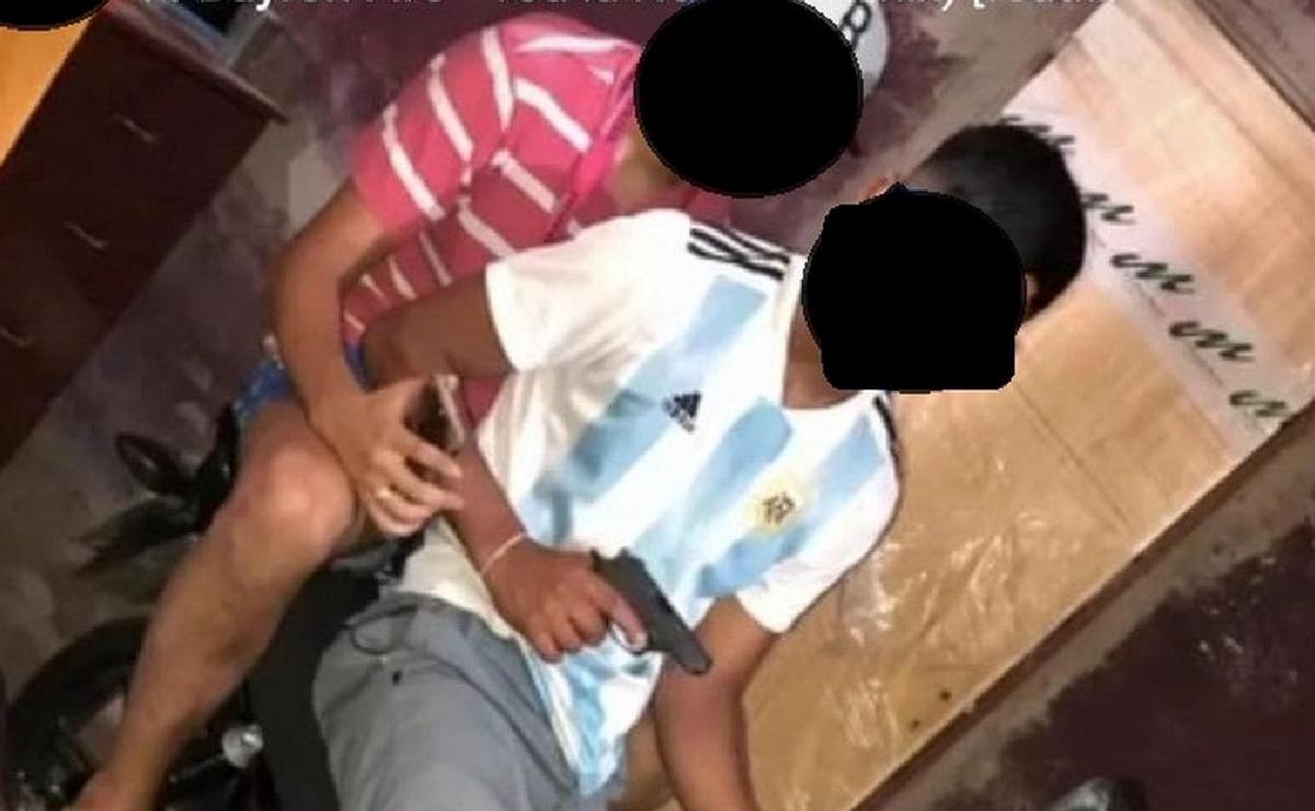 FOTO: El menor acusado de participar en el crimen de Sebastián otra vez se mostró armado.