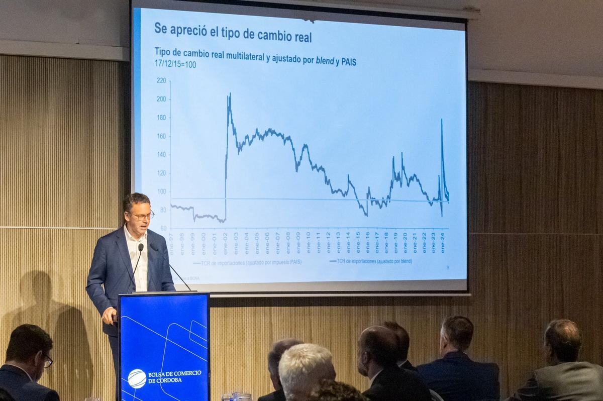 FOTO: El economista Guido Sandleris, en la Bolsa de Comercio de Córdoba.