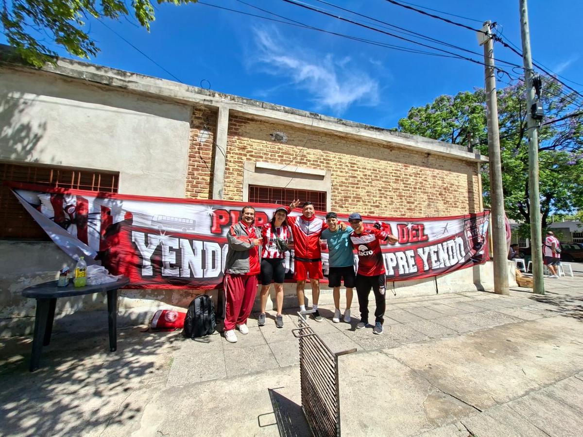 La previa de los hinchas de Instituto en el clásico.