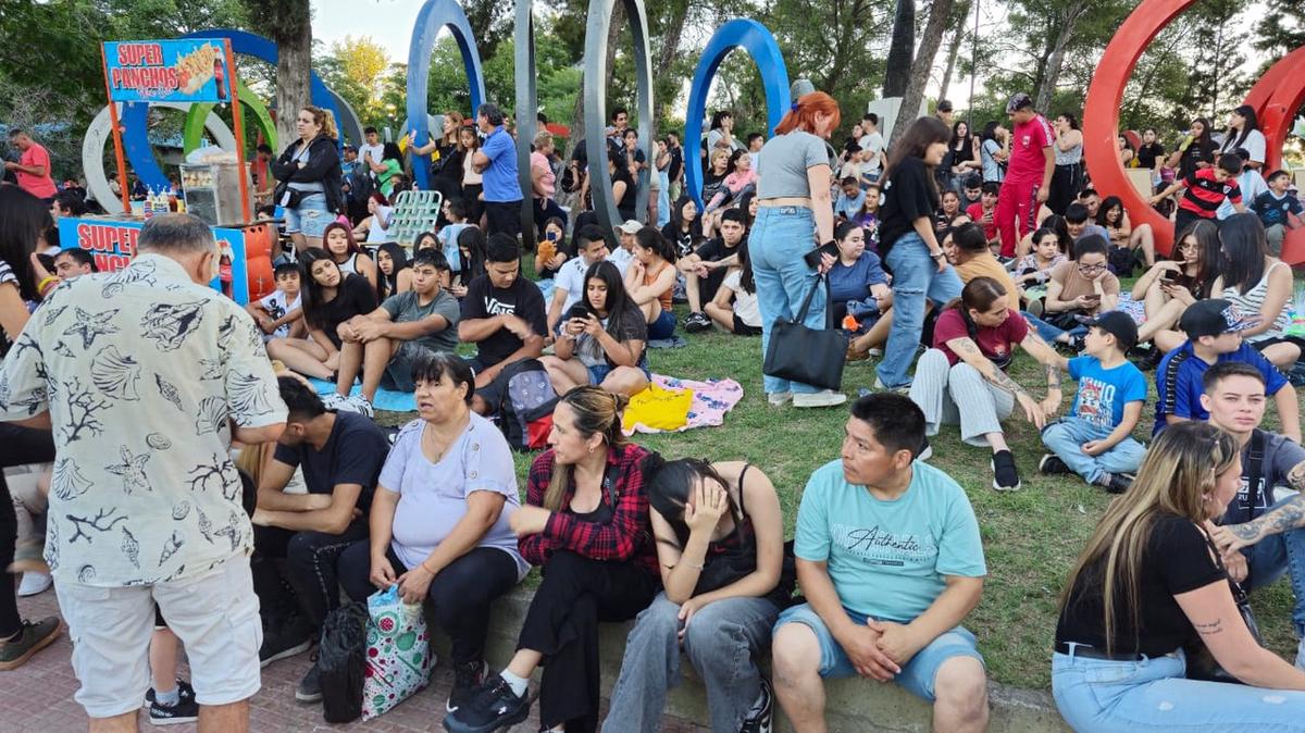 Un gran número de personas se congregó para el encendido del Arbolito.