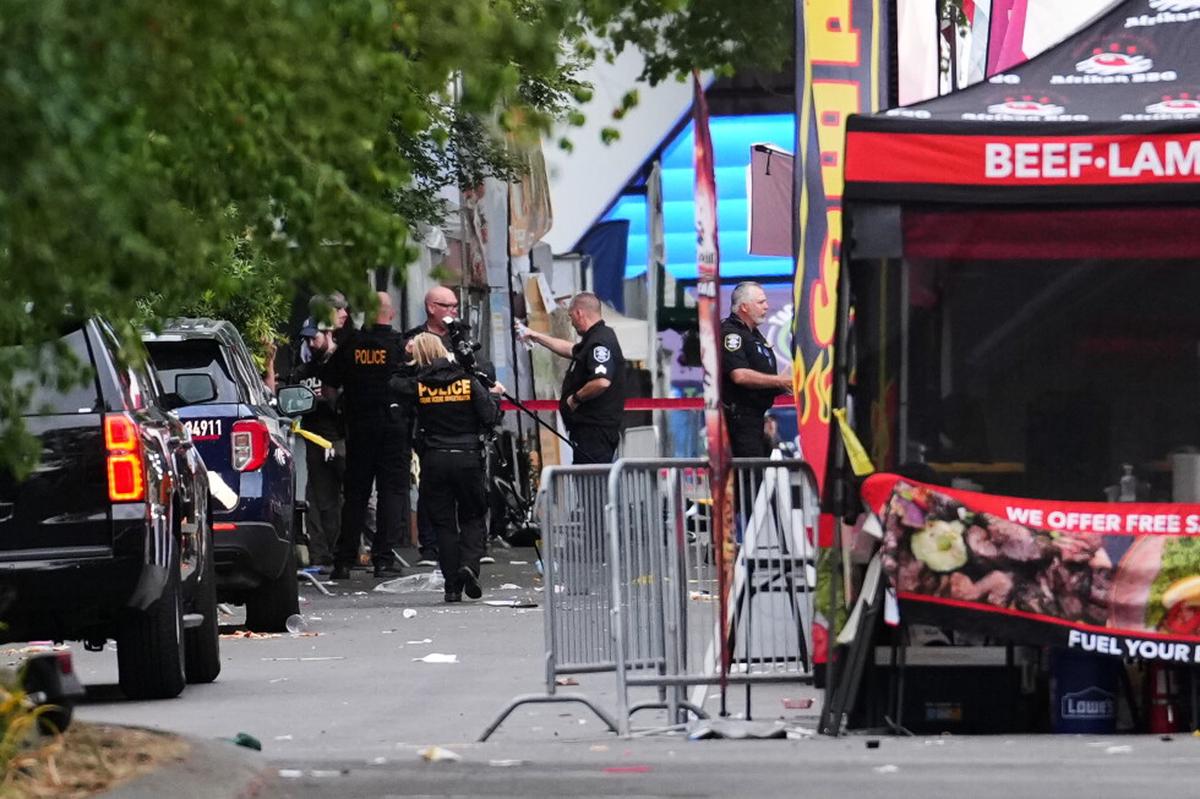 La policía busca a un segundo sospechoso tras tiroteo con 3 muertos en feria gastronómica en Seattle