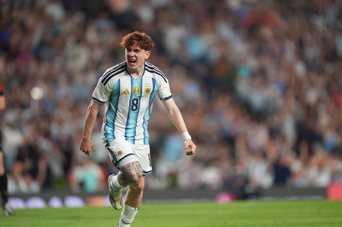 FOTO: Los jugadores de la Selección festejan el triunfo en el último ensayo. 