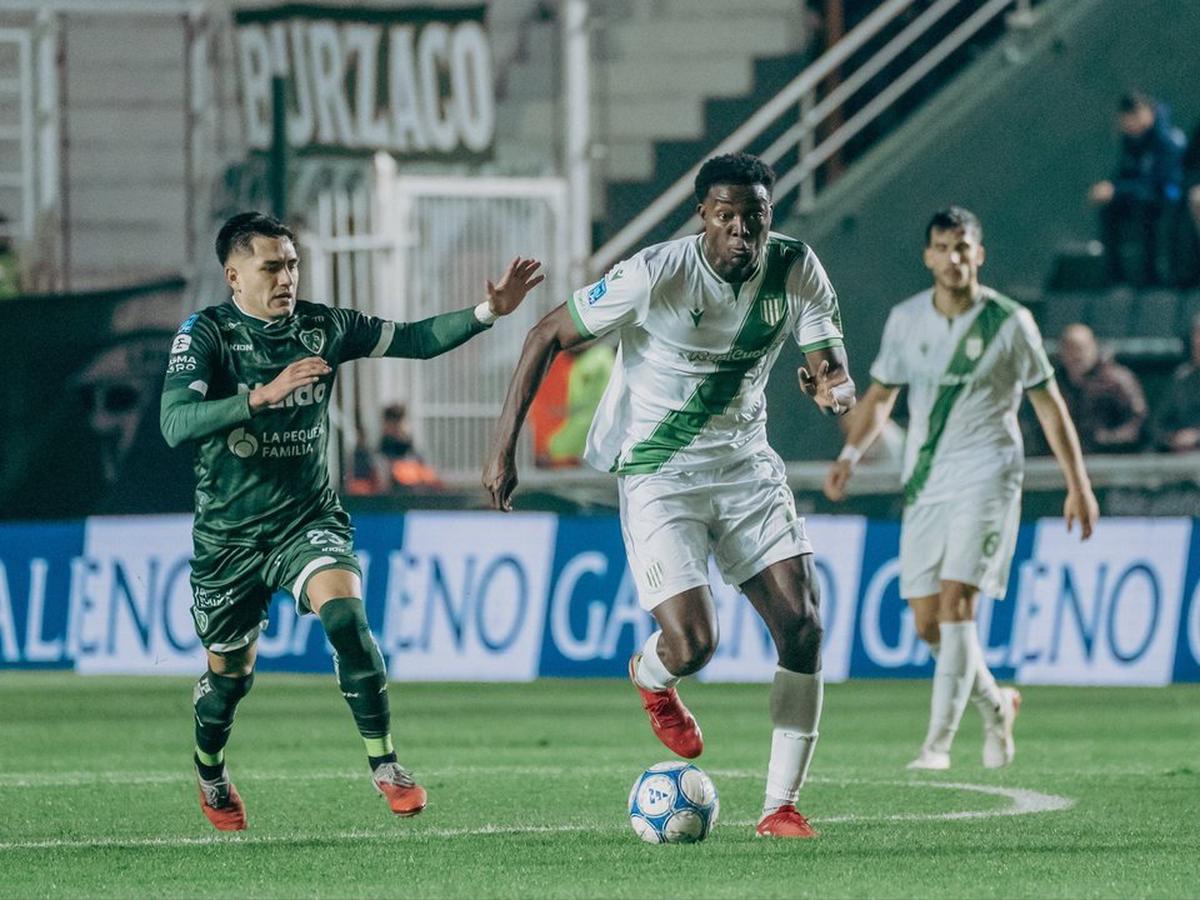 Danilo Arboleda durante su último partido en Banfield, ante Sarmiento.