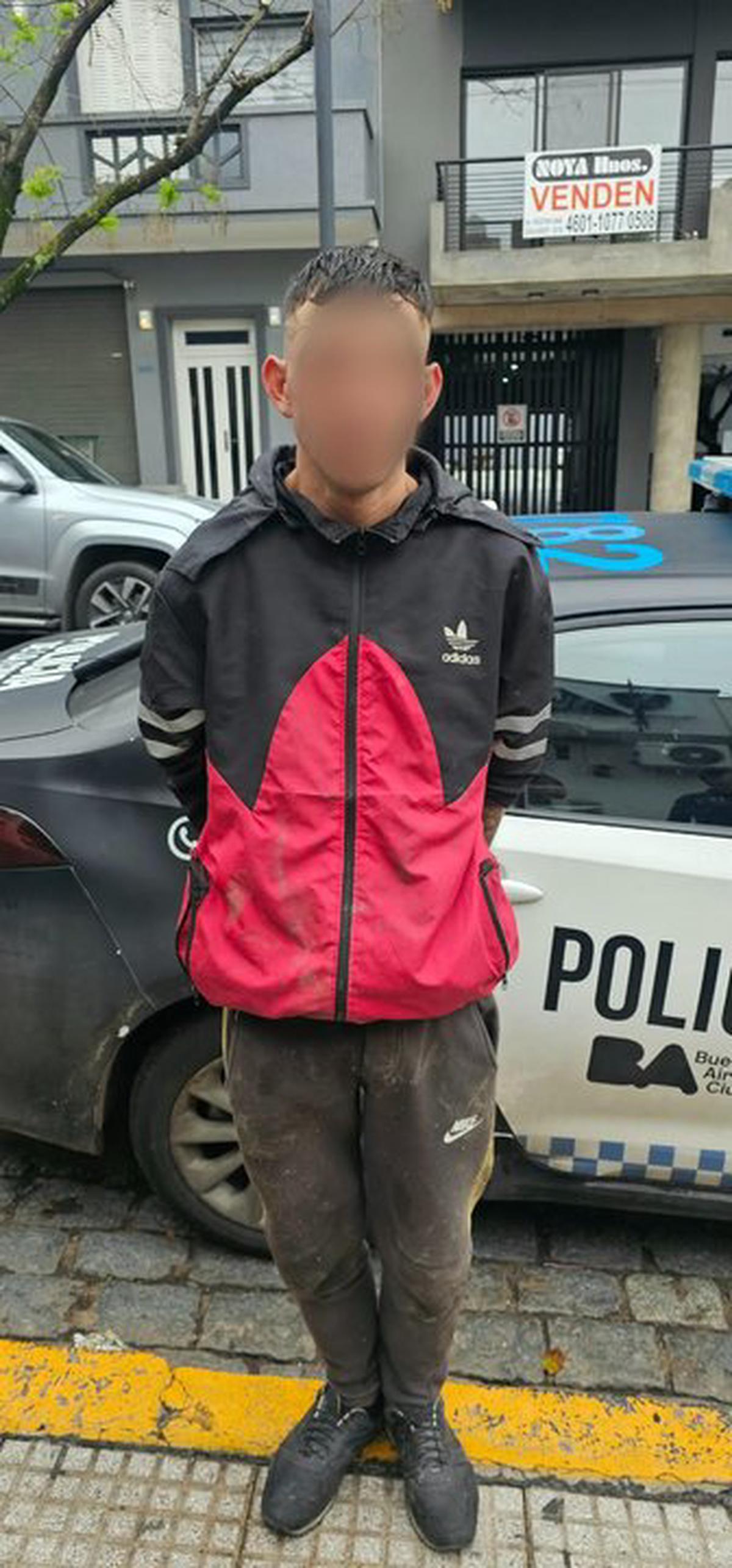 Detienen a un ladrón que se escondía bajo un auto tras intentar robar en Villa Lugano