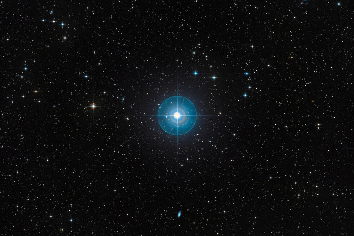 Un tenue nuevo planeta aparece alrededor de una joven estrella tras una década oculto