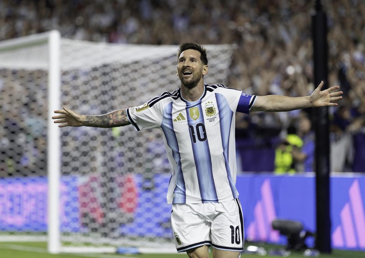 El capitán argentino, Lionel Messi, festeja su segundo gol.