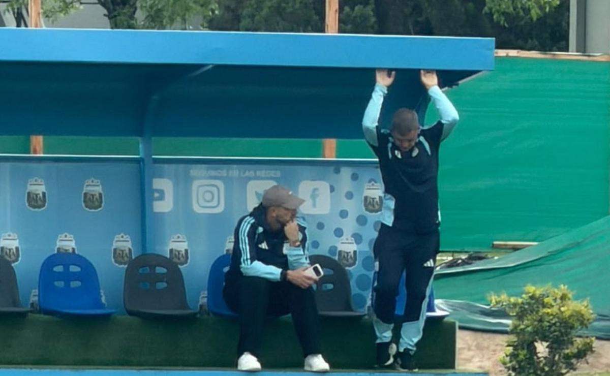 Leandro Paredes, presente en el predio de la selección.