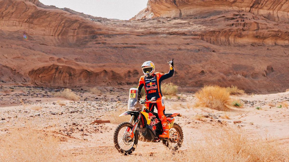 Luciano Benavides lidera el Dakar en motos.