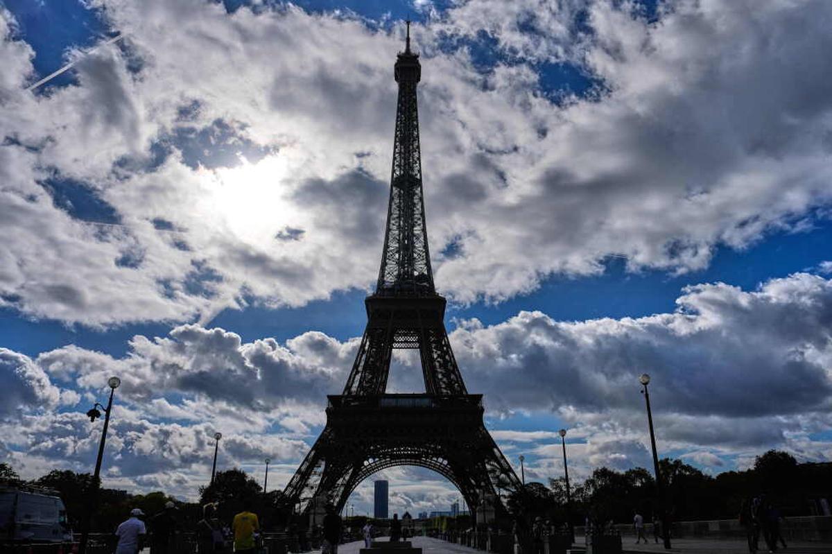 La Torre Eiffel reabre tras una huelga por límites a empleadas durante visita de delegación hindú