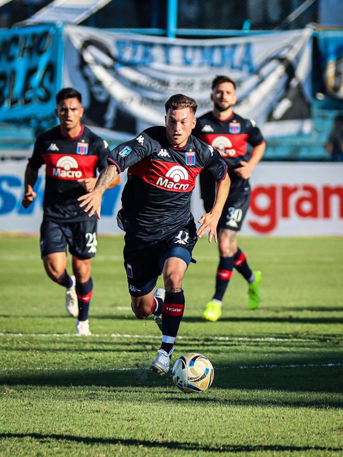 Tiago Serrago avanza con la pelota en el empate de Tigre como visitante.