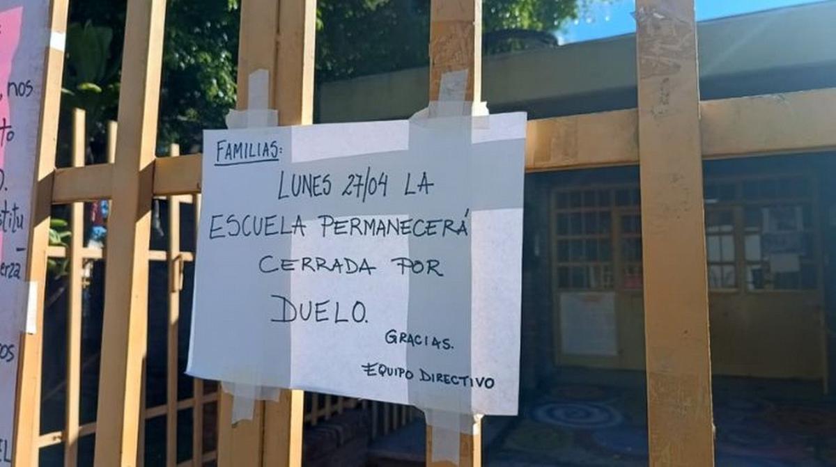 Carteles en la escuela de Luna.