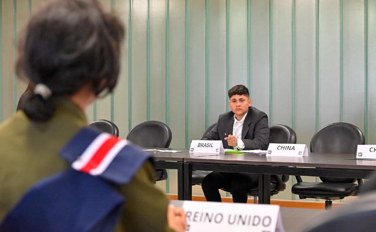 FOTO: Alumnos simularon el modelo de la ONU en la Legislatura. (Foto: Legislatura Córdoba)