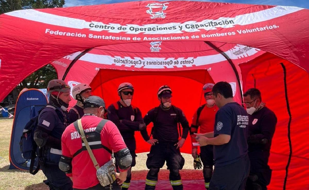 FOTO: 60 bomberos de Santa Fe trabajaron sin parar en el derrumbe en Villa Gesell.