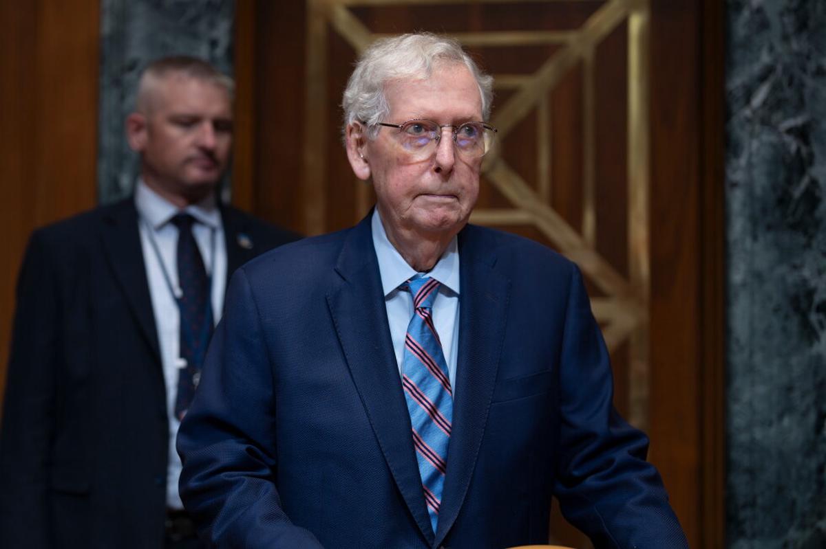 Exlíder del Senado Mitch McConnell está hospitalizado