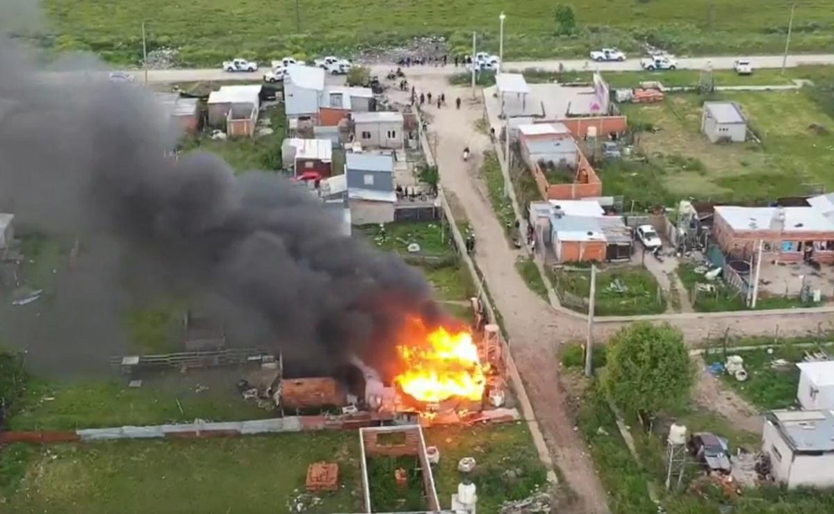 Quemaron la casa del presunto niño de 10 años que habría manoseado a dos compañeras.