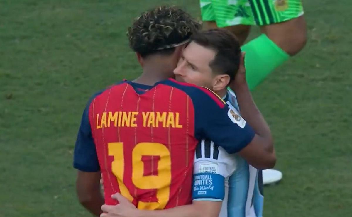 Lamine Yamal y Lionel Messi se abrazaron tras el partido. (Captura)