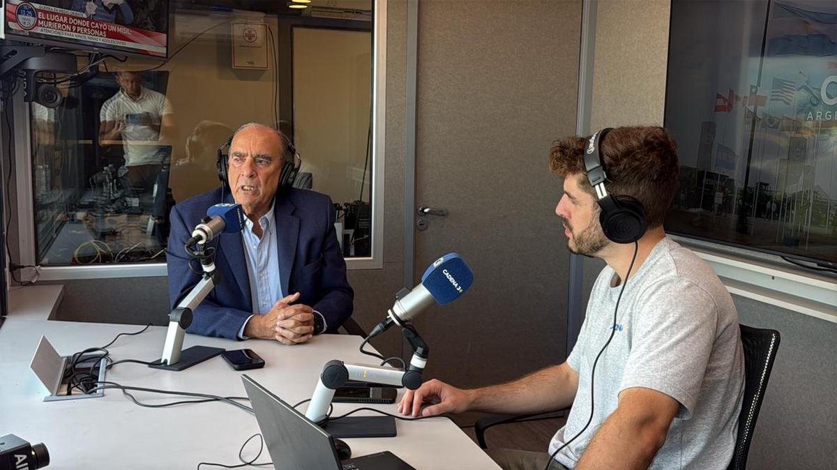 Guillermo Francos en la unidad satelital de Cadena 3 en Expoagro.